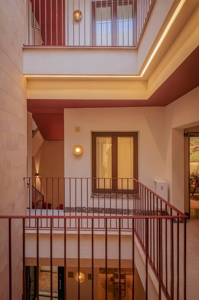 un balcón con una barandilla roja y una ventana