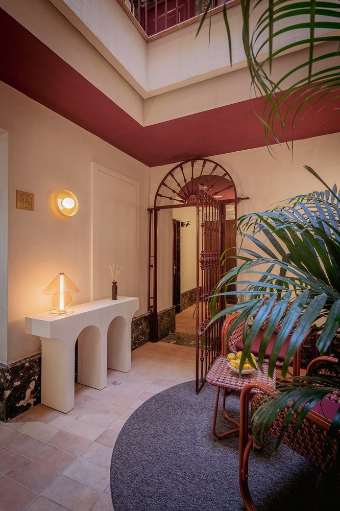 un pasillo con una mesa blanca y una planta