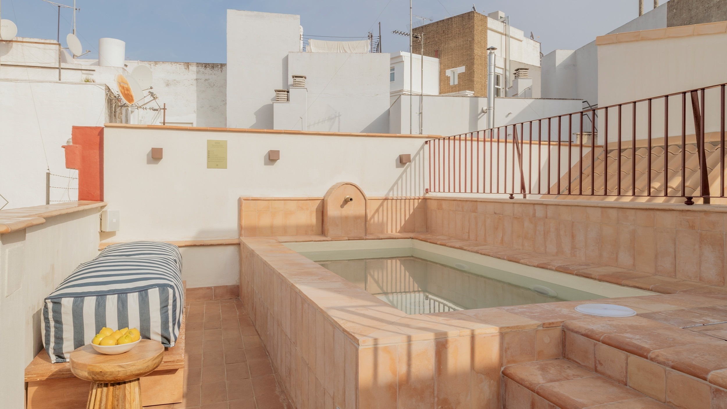 una pequeña piscina rodeada de macetas y plantas