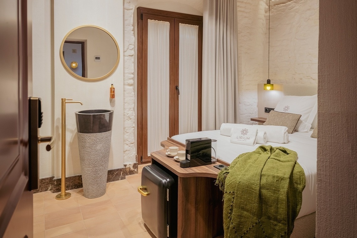 una habitación de hotel con dos camas y dos sillas