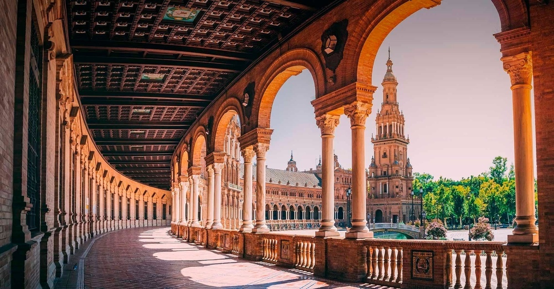 un hombre y una mujer están acostados en la playa y la mujer está tomando una foto