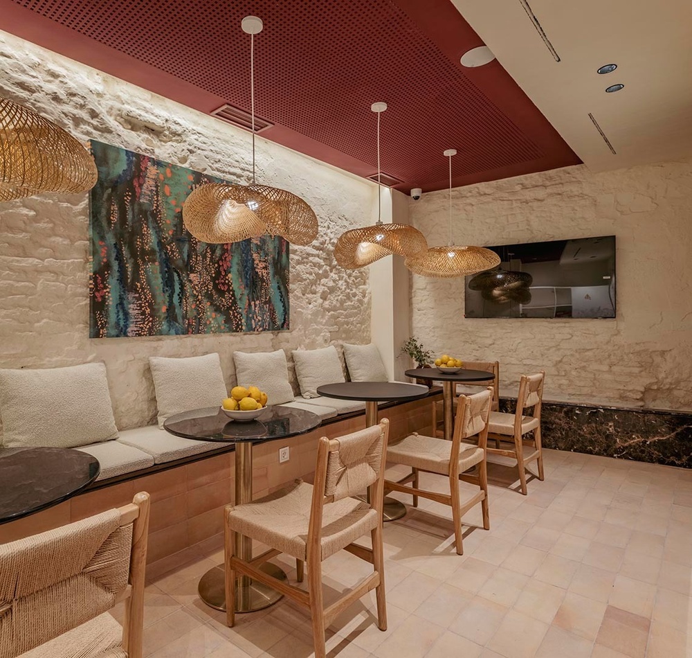 una habitación con mesas y sillas y un techo rojo