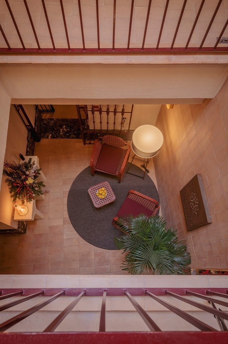 una sala de estar con una mesa de madera y una silla