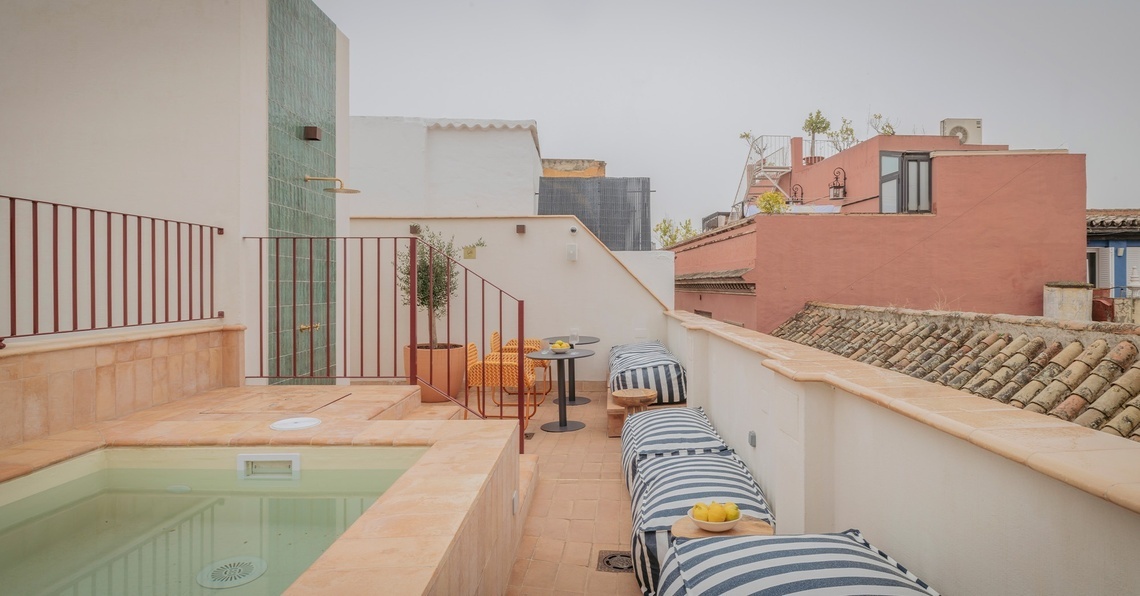 una sala de estar con sillas naranjas y una mesa de mármol