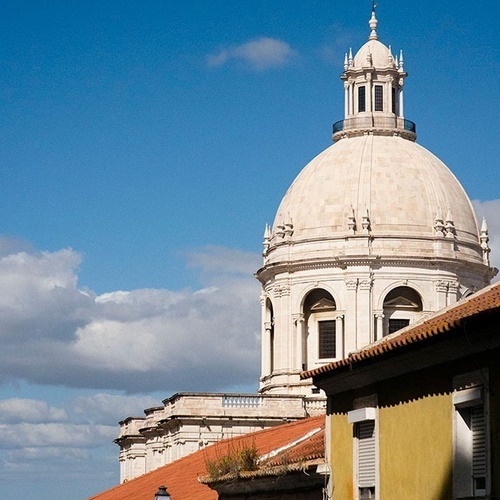 uma igreja com uma cúpula branca ao fundo