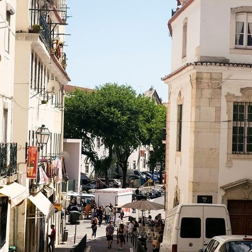 um caminhão branco está estacionado na rua ao lado de outros carros