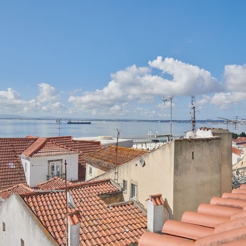 uma vista do oceano a partir do telhado de um prédio