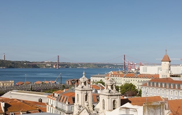 uma janela com vista para uma cidade e um corpo de água