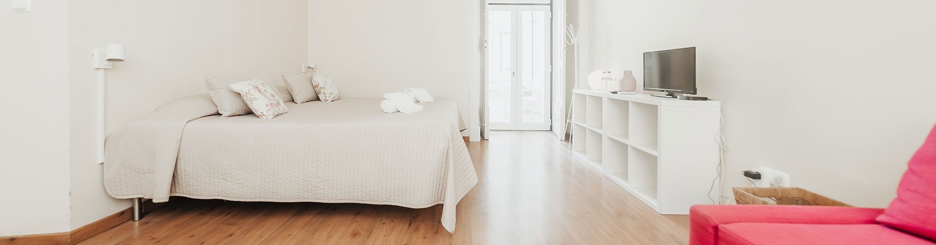 um quarto com uma cama e uma televisão