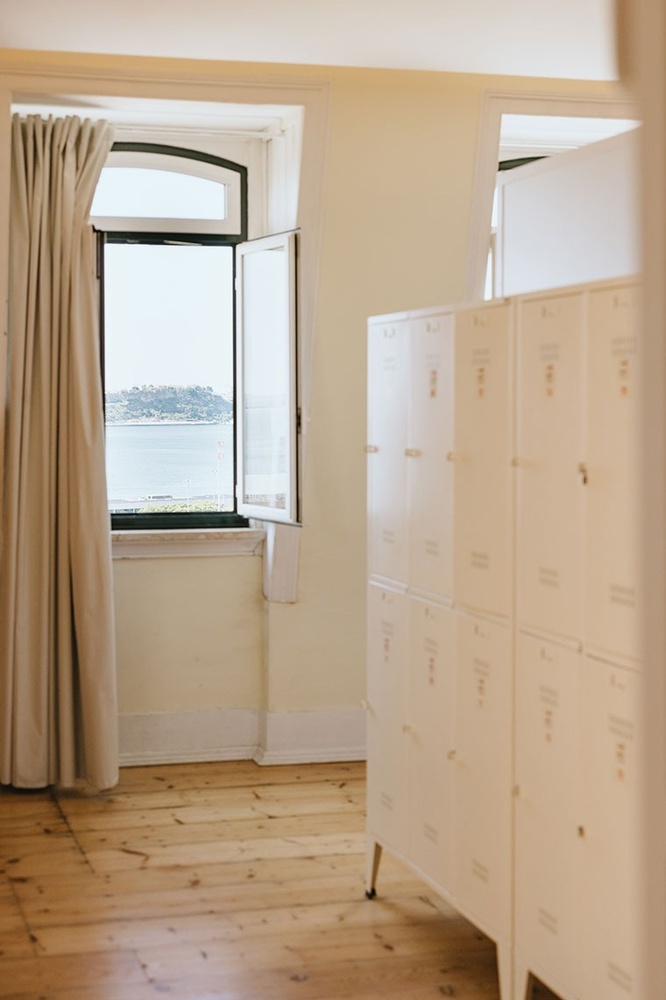 uma sala com muitos armários brancos e uma janela