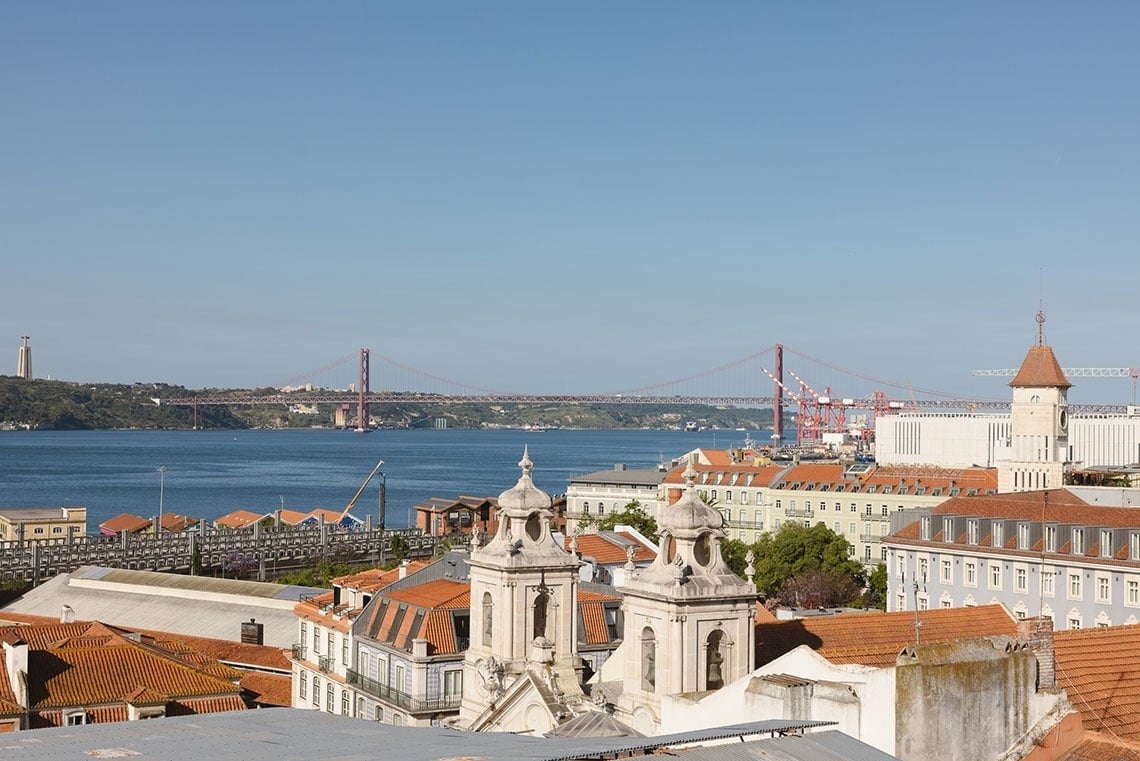 una vista del océano desde una ventana abierta