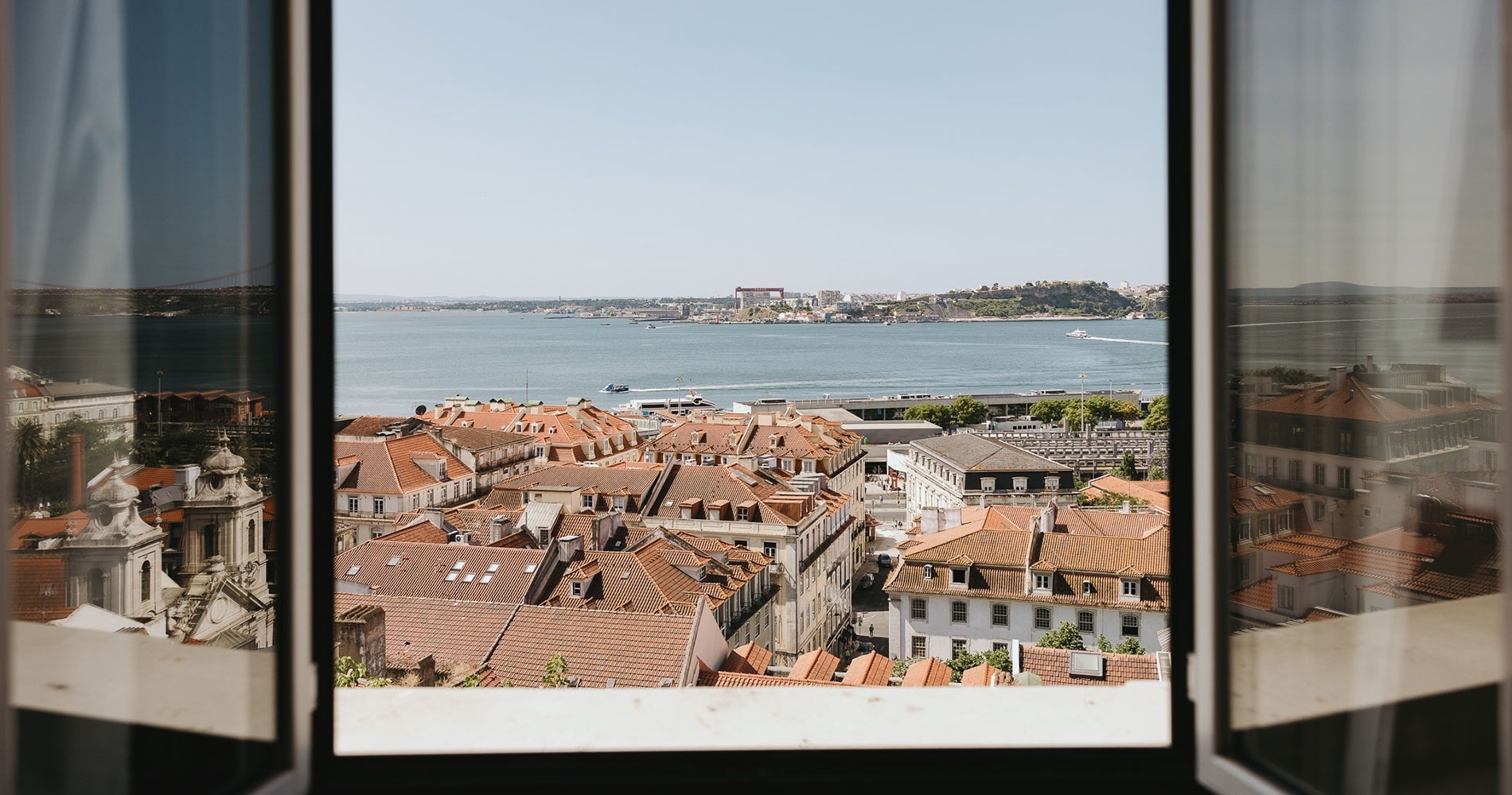 una vista de una ciudad y un río desde una ventana