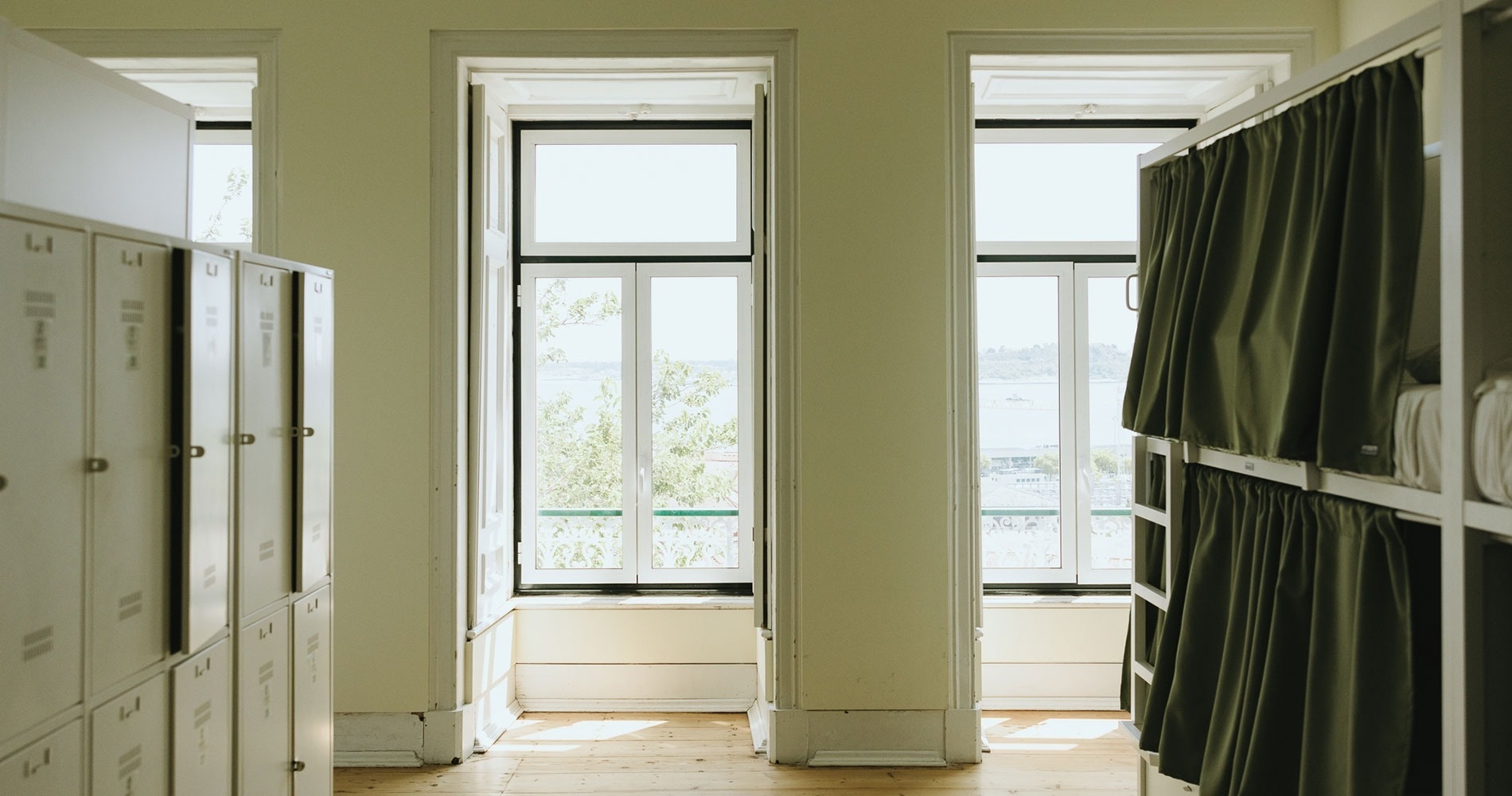 una fila de casilleros con la letra l en la parte superior