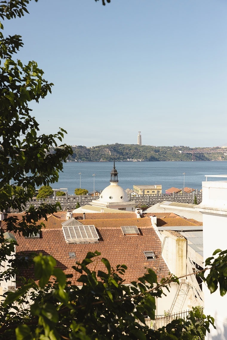 un hombre y una mujer miran por la ventana de una habitación