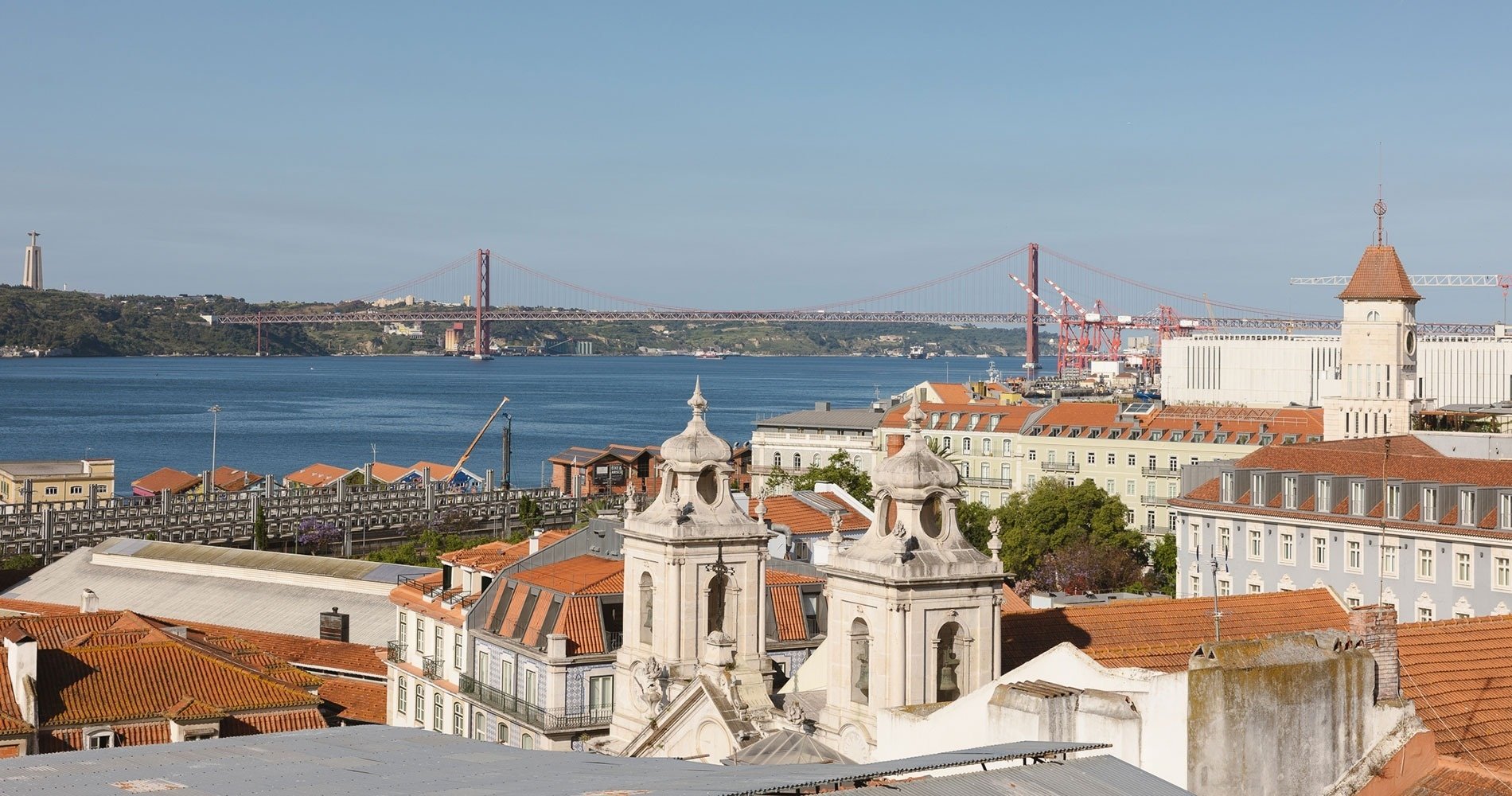 una vista de una ciudad con un puente en el fondo