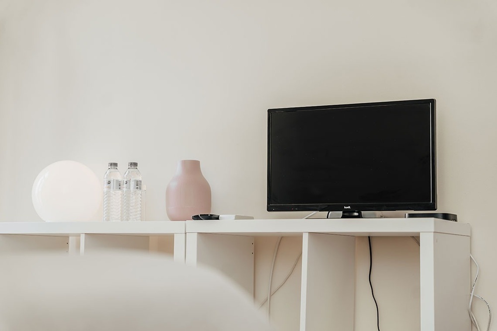 um monitor lg está sobre uma mesa branca