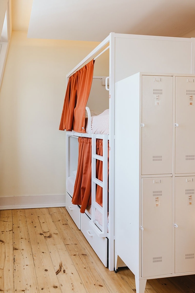 um quarto com duas camas de beliche e armários com os números 77 e 78