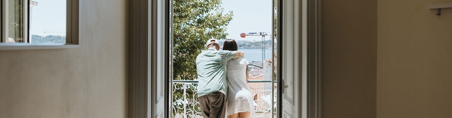 um homem e uma mulher estão olhando para fora de uma janela