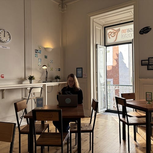 Confortável área comum de hostel em Lisboa, ideal para trabalhar com Wi-Fi.