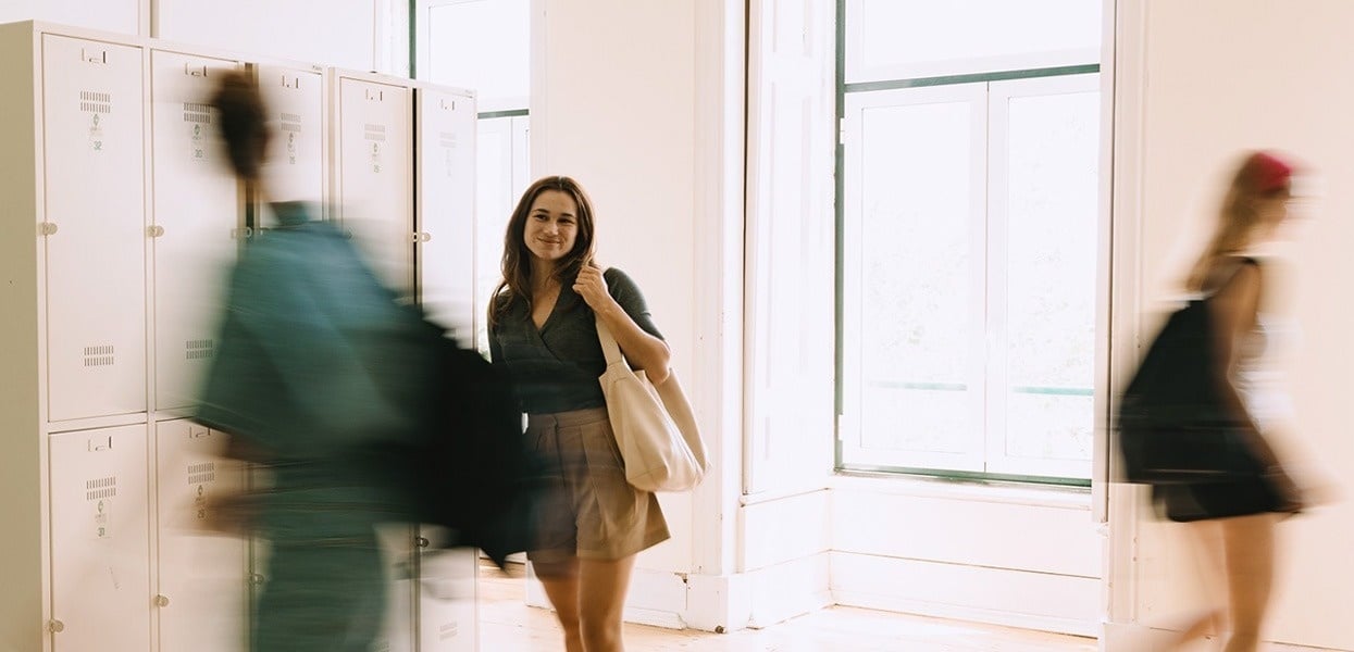 una mujer se para frente a un armario con la letra l en la parte superior