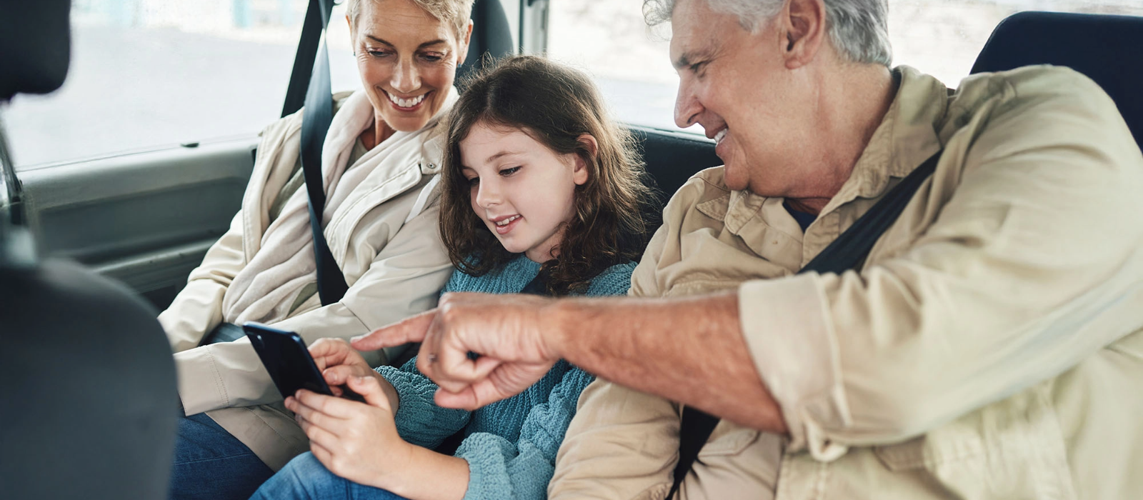 una vista aérea de una playa y el océano