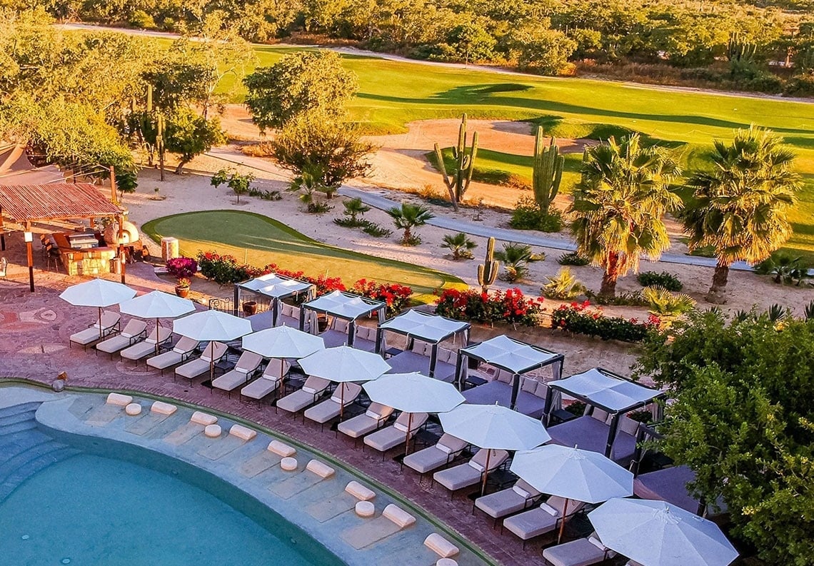 una vista aérea de un complejo de apartamentos junto al océano