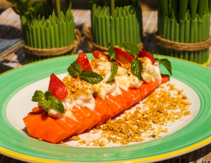 un jacuzzi en una habitación con grandes ventanas