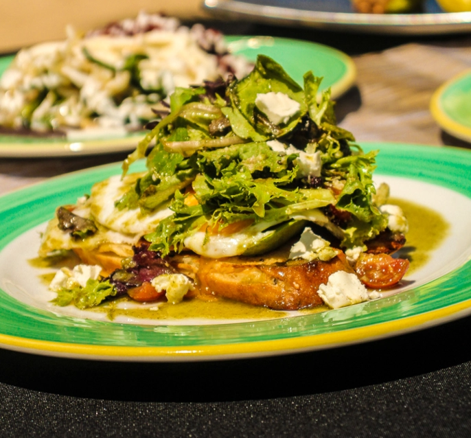 un hombre y una mujer están sentados en tumbonas frente a una ventana