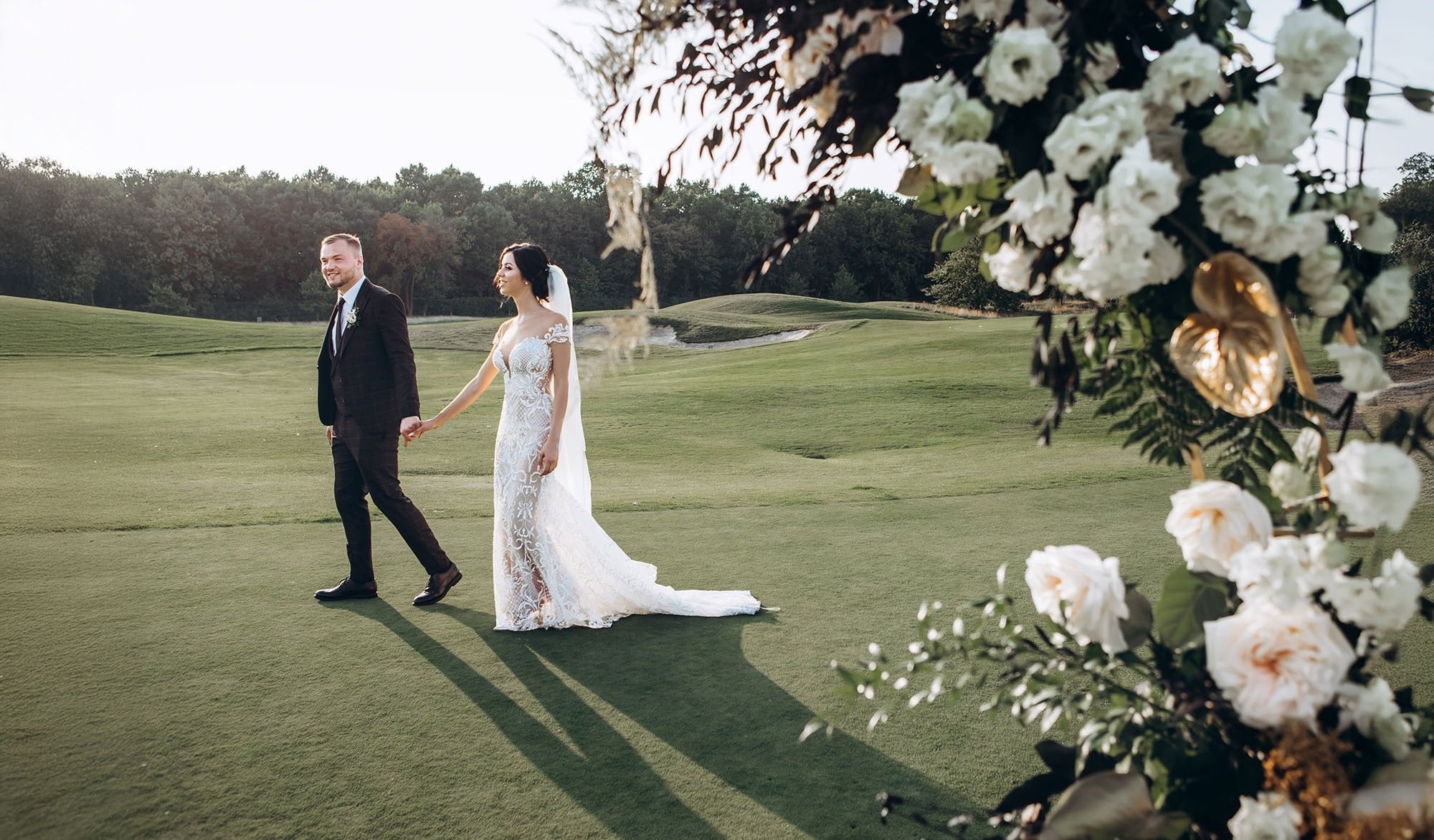 una mesa en un restaurante con copas de vino y una vela