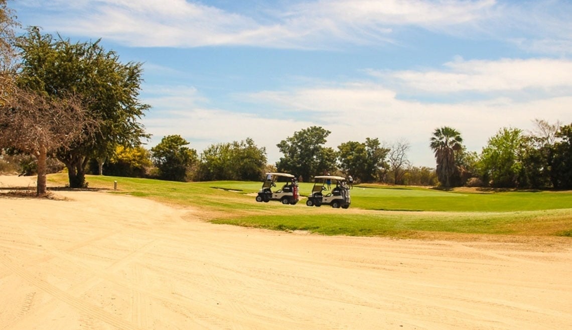 un hombre y una mujer andan en bicicleta por un camino