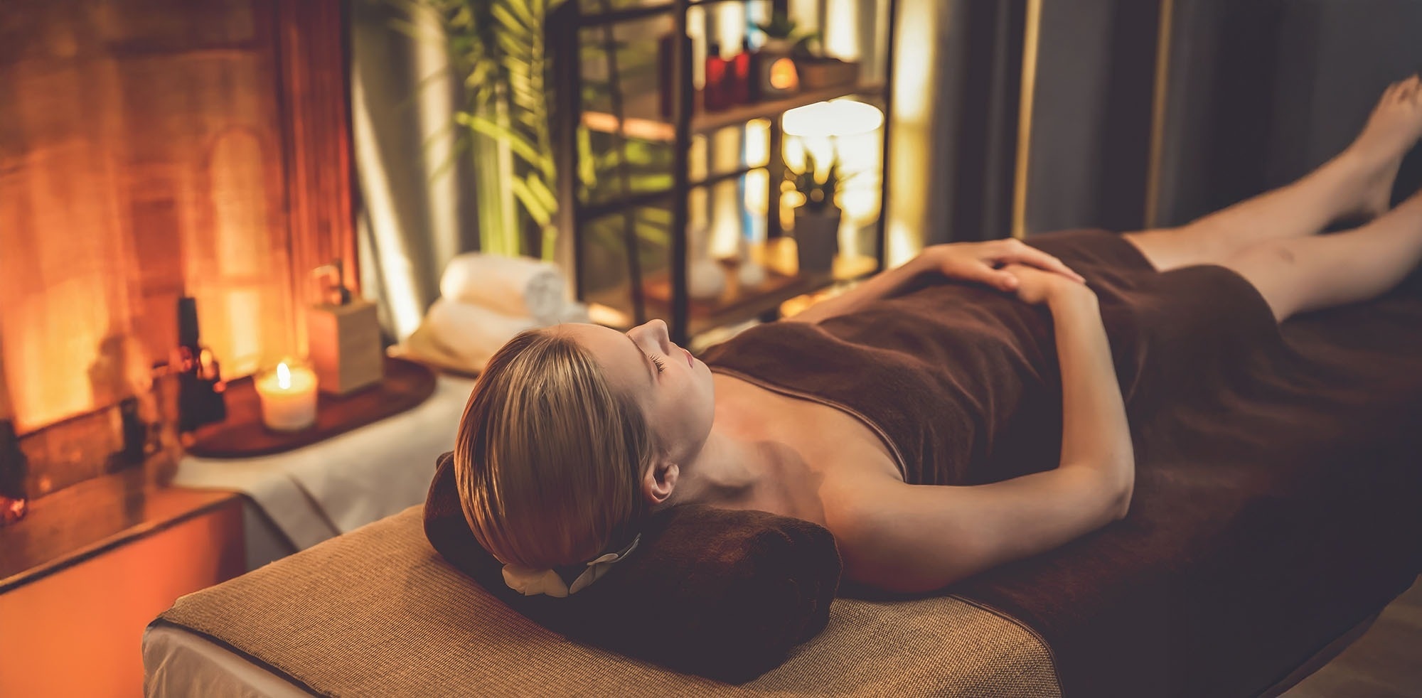 un grupo de personas está nadando en una playa tropical