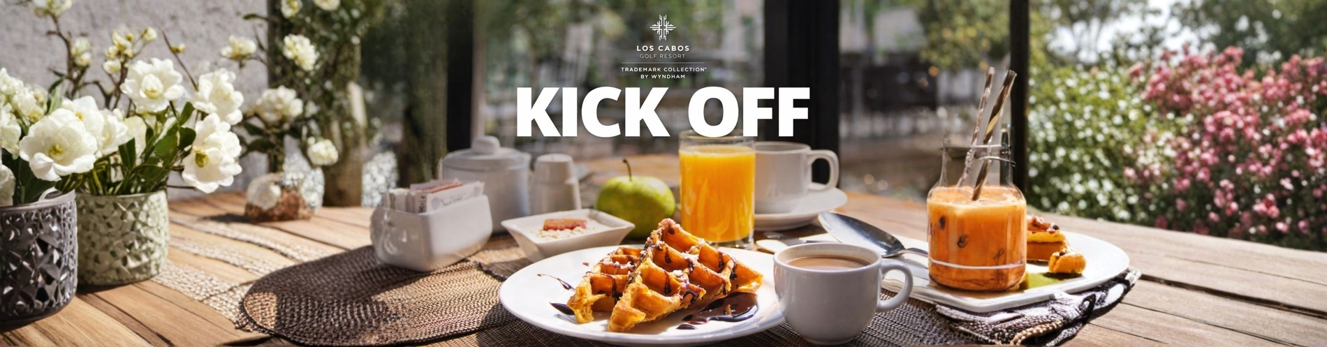 Disfrute un delicioso desayuno en Los Cabos Golf Resort, con waffles, jugo y café.