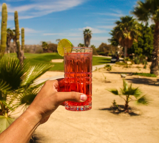 un hombre se relaja en una piscina con muchas ventanas