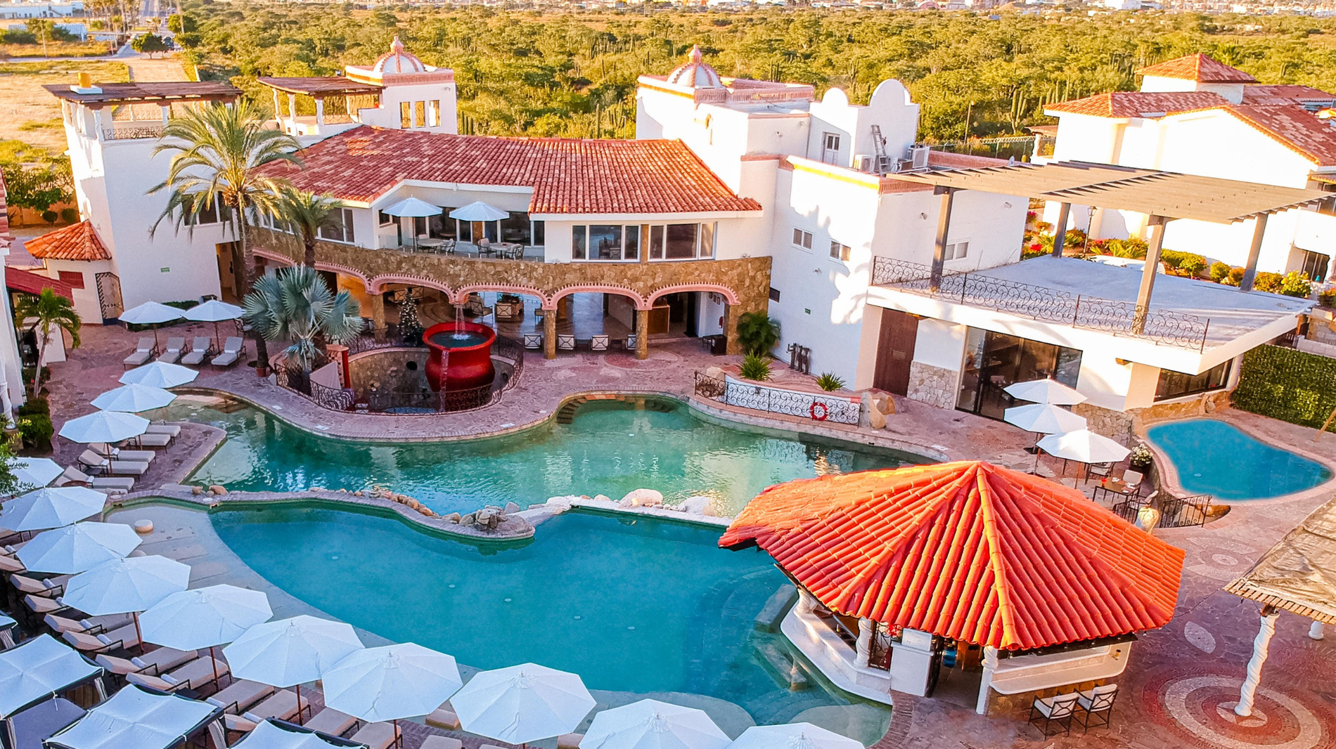 un hombre y una mujer se relajan en una piscina en un resort