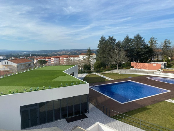 Piscinas en Luna Corporativa: lujo y descanso en entornos modernos.