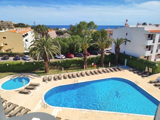 Piscinas e espreguiçadeiras no Luna Clube Oceano - Apartamentos em Albufeira | Luna Hotels & Resorts