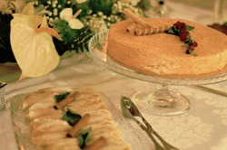 Pastel y dulces de Luna Corporativa, ideal para eventos.