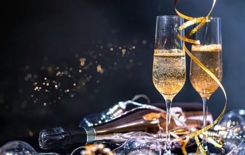 una botella de champán está llena de fuegos artificiales .