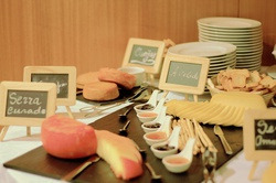 Buffet de quesos y bocadillos, perfecto para eventos Luna Corporativa.