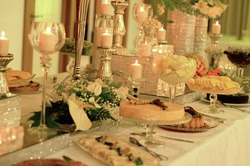 Banquete festivo de Luna Corporativa con postres y velas.