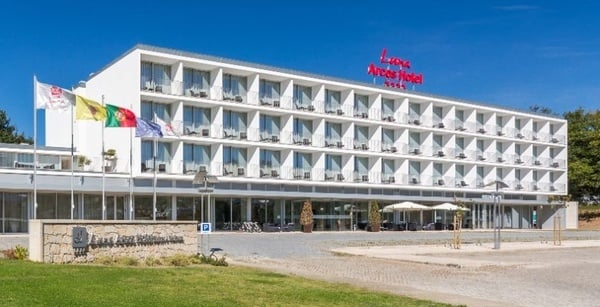 Um hotel moderno e branco, com o letreiro 