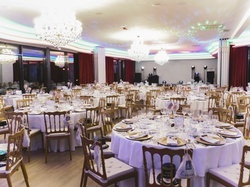 Salón de eventos Luna Corporativa: mesas elegantes listas para banquetes y conferencias.