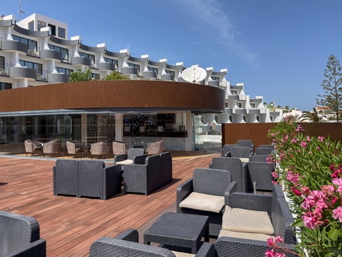 Espaço exterior moderno do Hotel Luna: sofás, mesas e flores, perfeito para eventos corporativos Luna.