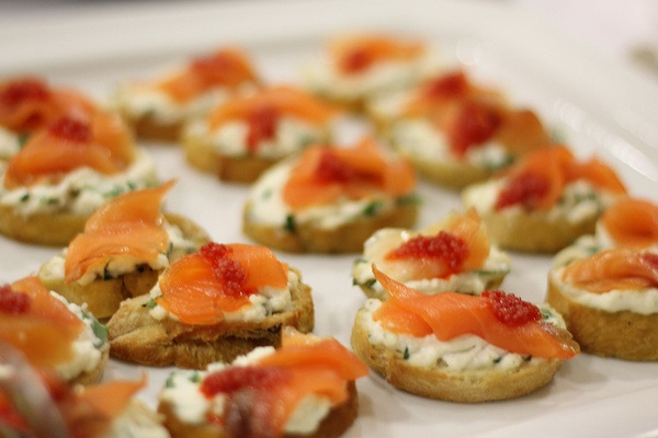 Bocadillos gourmet de salmón y caviar en Luna Corporativa, perfectos para eventos.