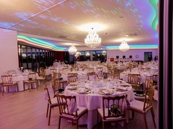 Salón de eventos elegantemente decorado para una celebración Corporativa Luna.