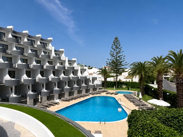 Vista da piscina e apartamentos no Luna Clube Oceano, Albufeira.