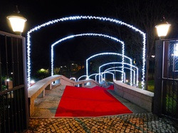 Puente decorado con luces para evento Luna Corporativa.