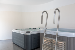 Two hot tubs with ladders. Relax in our Luna Corporativa suites.