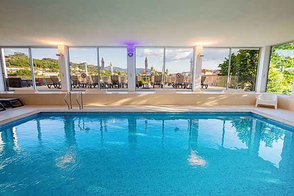Piscina cubierta y spa de Luna Corporativa para relajación total.