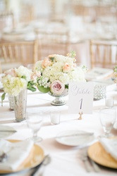 Hermosa mesa de banquete con centro de mesa floral, ideal para eventos corporativos Luna.